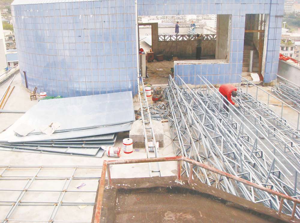 恩施日報(bào)社樓頂巨型廣告施工現(xiàn)場.jpg